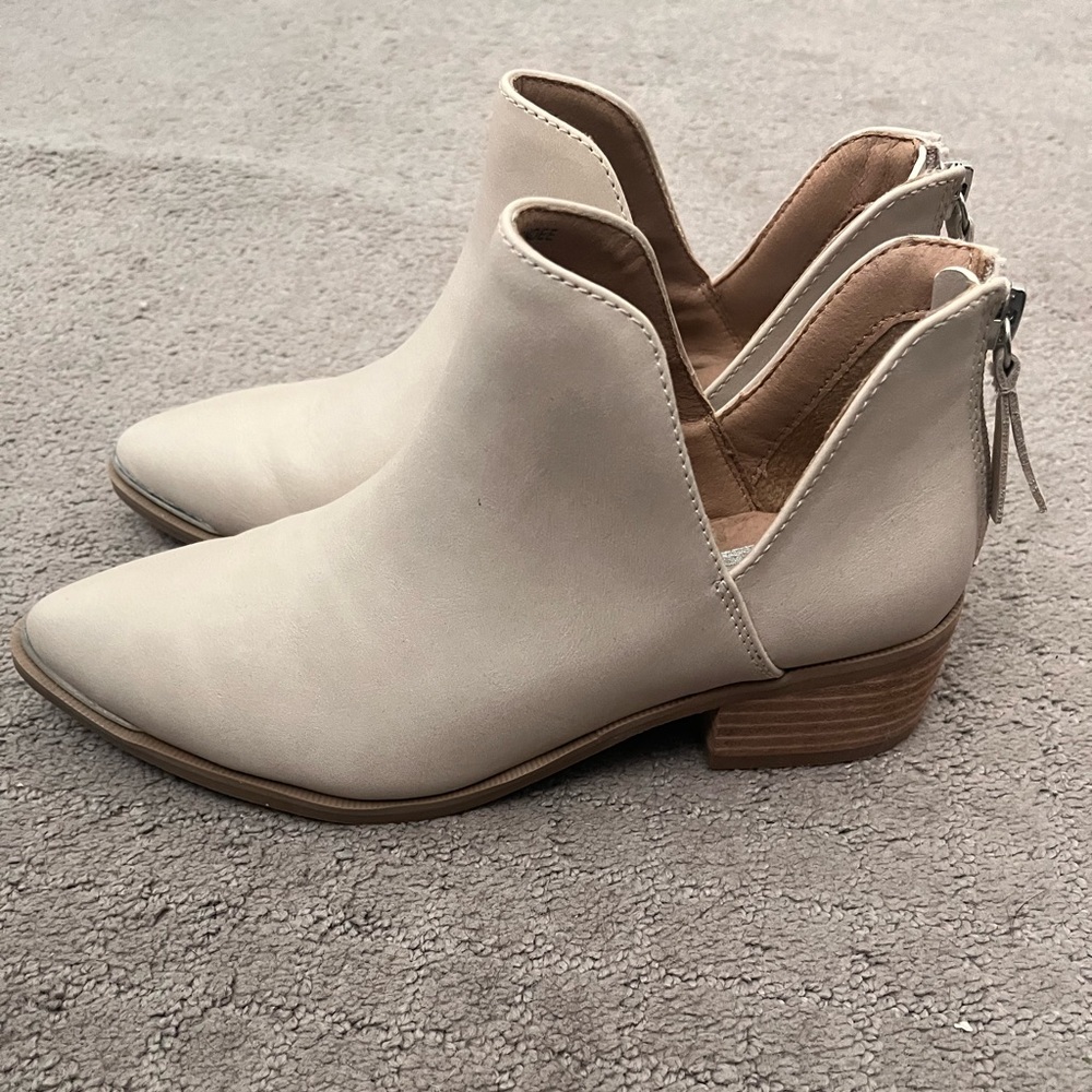 6.5 DV by Dolce vita booties